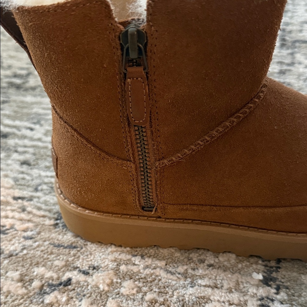 NWT Ugg Classic Mini Zip Boots in Chestnut - Picture 2 of 6